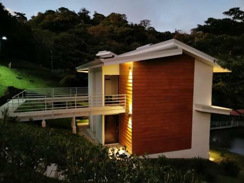 Posada Burbi Lake Lodge Monteverde