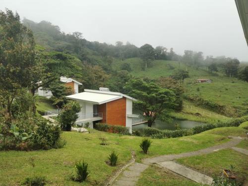 Posada Burbi Lake Lodge Monteverde