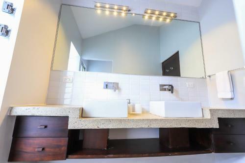 Casa Tres Cocos, Elegant Beachfront Home