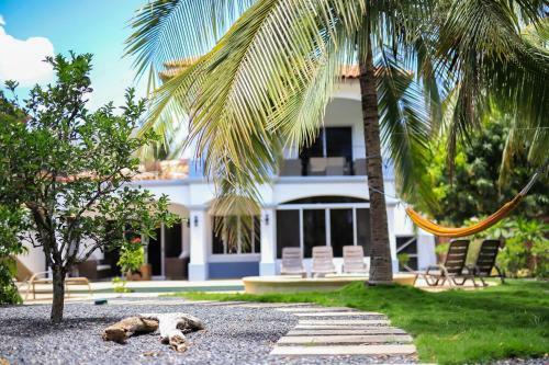 Casa Tres Cocos, Elegant Beachfront Home