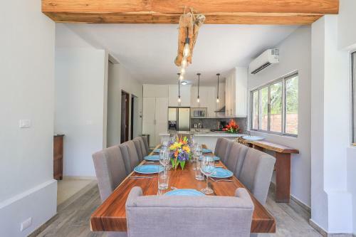 Casa Tres Cocos, Elegant Beachfront Home