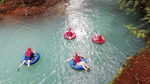 Bed & Breakfast Posada Rio Celeste In