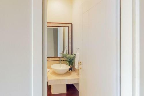 Peninsula 54