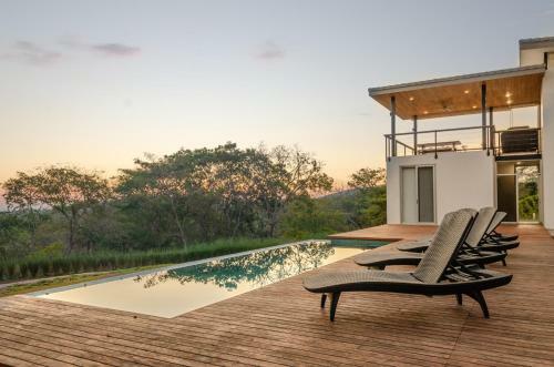 Modern Beach House With Stunning Views - Sleeps 4