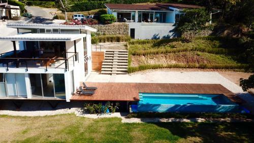 Modern Beach House With Stunning Views - Sleeps 4