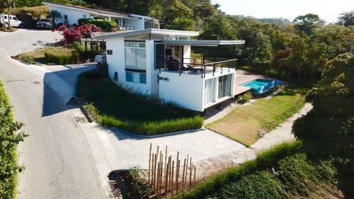 Modern Beach House With Stunning Views - Sleeps 4