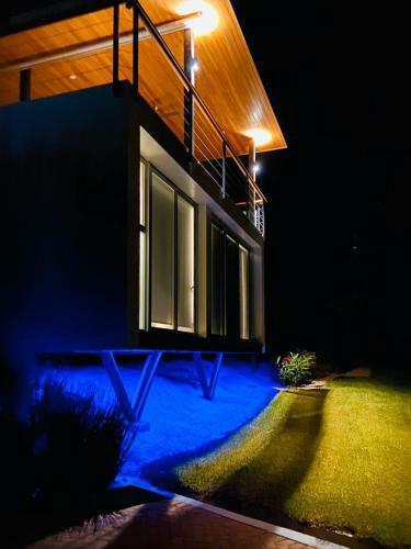 Modern Beach House With Stunning Views - Sleeps 4