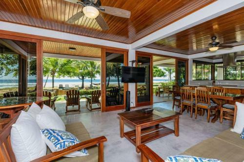 Villa Carmela By The Sea
