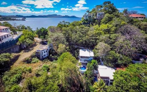 4-bedroom Cliffside Home With Pool On Secluded Beach