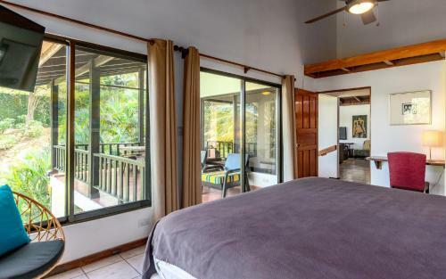 4-bedroom Cliffside Home With Pool On Secluded Beach