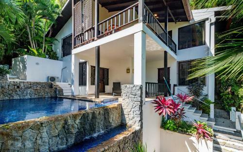 4-bedroom Cliffside Home With Pool On Secluded Beach