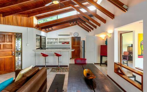 4-bedroom Cliffside Home With Pool On Secluded Beach