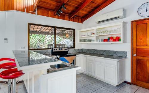 4-bedroom Cliffside Home With Pool On Secluded Beach