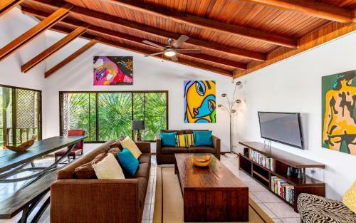 4-bedroom Cliffside Home With Pool On Secluded Beach