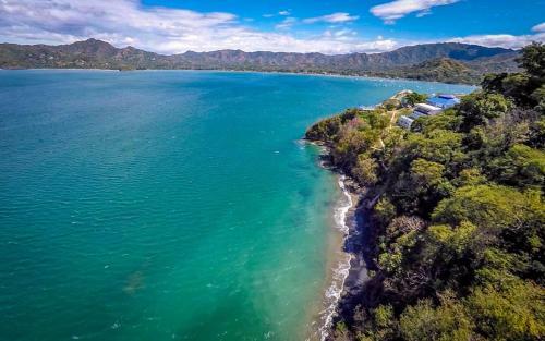 4-bedroom Cliffside Home With Pool On Secluded Beach