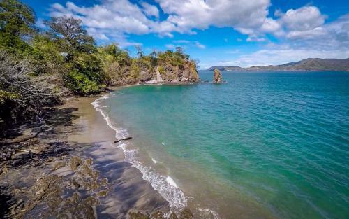 4-bedroom Cliffside Home With Pool On Secluded Beach