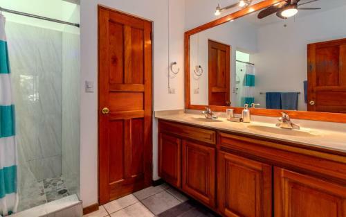 4-bedroom Cliffside Home With Pool On Secluded Beach