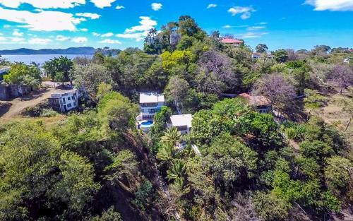 4-bedroom Cliffside Home With Pool On Secluded Beach