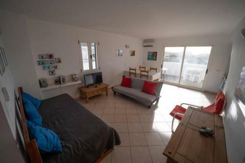 Beautiful Sea View Apartment, Terrace, Pool, Wifi, Aircon
