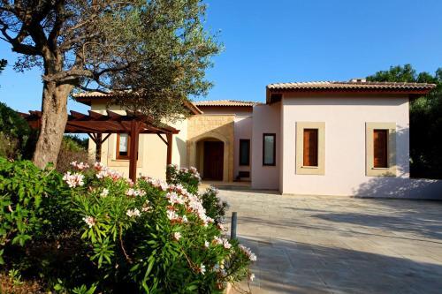 Villa In Kouklia Sleeps 6 Includes Swimming Pool Air Con And Wifi 6