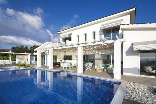 Kissonerga Villa Sleeps 12 With Pool And Wifi