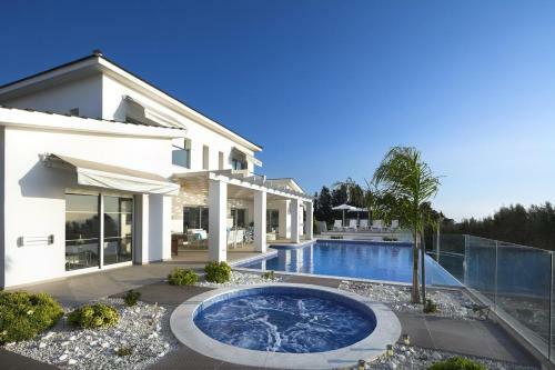 Kissonerga Villa Sleeps 12 With Pool And Wifi