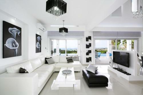 Kissonerga Villa Sleeps 12 With Pool And Wifi