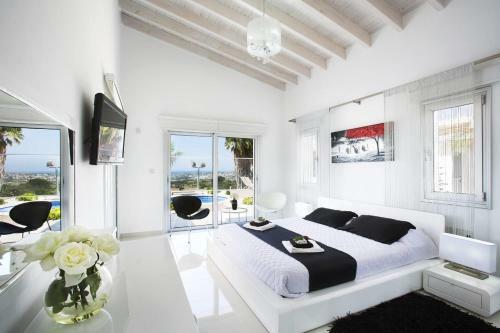 Kissonerga Villa Sleeps 12 With Pool And Wifi