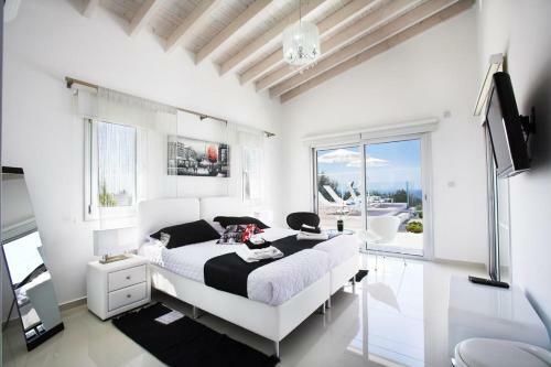 Kissonerga Villa Sleeps 12 With Pool And Wifi