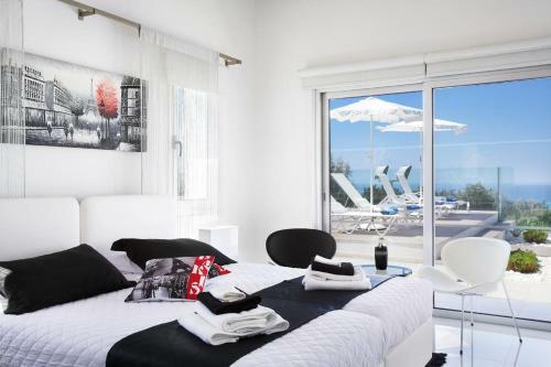 Kissonerga Villa Sleeps 12 With Pool And Wifi