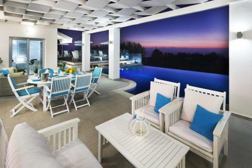 Kissonerga Villa Sleeps 12 With Pool And Wifi