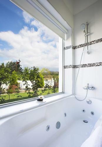 Kissonerga Villa Sleeps 12 With Pool And Wifi