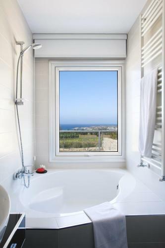 Kissonerga Villa Sleeps 12 With Pool And Wifi
