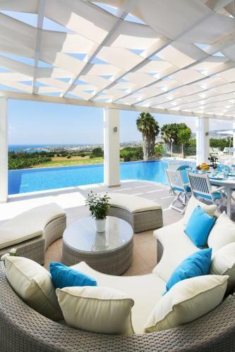 Kissonerga Villa Sleeps 12 With Pool And Wifi