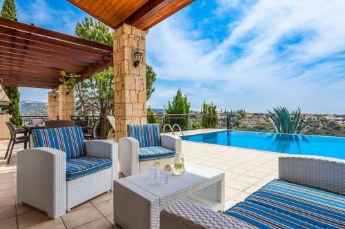 Villa In Kouklia Sleeps 6 Includes Swimming Pool Air Con And Wifi 7