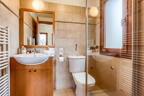 Villa In Kouklia Sleeps 6 Includes Swimming Pool Air Con And Wifi 7
