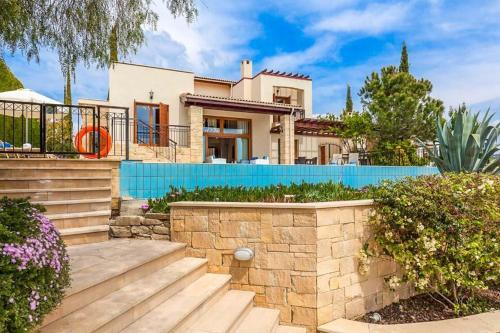 Villa In Kouklia Sleeps 6 Includes Swimming Pool Air Con And Wifi 7