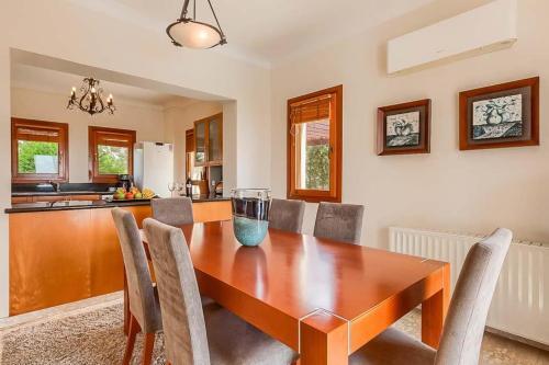 Villa In Kouklia Sleeps 6 Includes Swimming Pool Air Con And Wifi 7