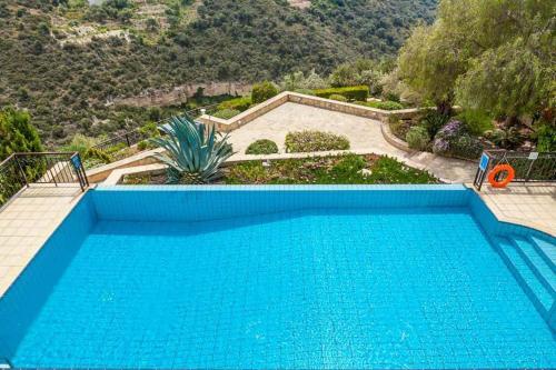 Villa In Kouklia Sleeps 6 Includes Swimming Pool Air Con And Wifi 7