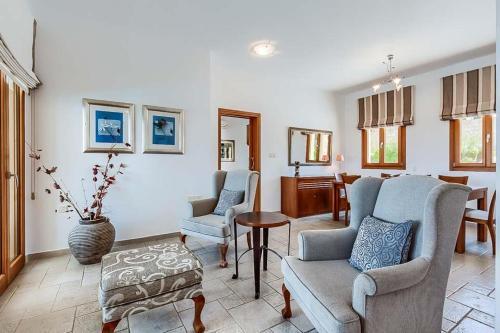 Villa In Kouklia Sleeps 10 With Pool Air Con And Wifi