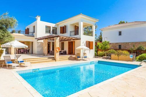 Villa In Kouklia Sleeps 6 Includes Swimming Pool Air Con And Wifi 3 1
