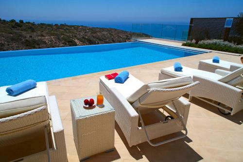 Villa In Kouklia Sleeps 8 With Pool And Wifi