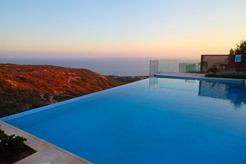 Villa In Kouklia Sleeps 8 With Pool And Wifi