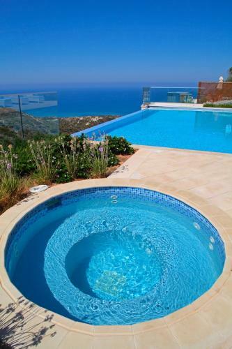 Villa In Kouklia Sleeps 8 With Pool And Wifi