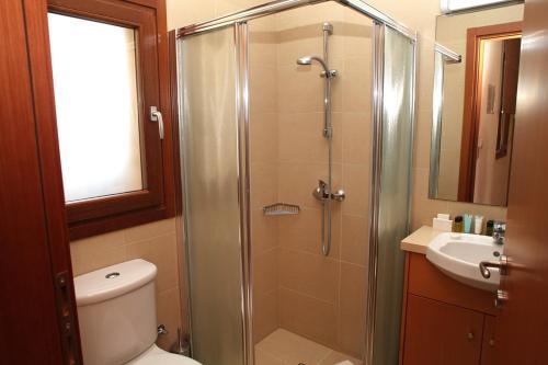 Villa In Kouklia Sleeps 4 Includes Swimming Pool Air Con And Wifi 0 5