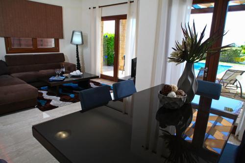 Villa In Kouklia Sleeps 4 Includes Swimming Pool Air Con And Wifi 0 5