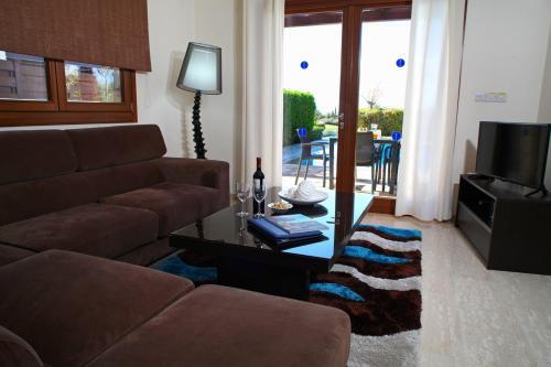 Villa In Kouklia Sleeps 4 Includes Swimming Pool Air Con And Wifi 0 5