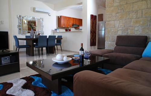 Villa In Kouklia Sleeps 4 Includes Swimming Pool Air Con And Wifi 0 5