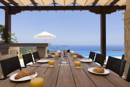 Villa In Kouklia Sleeps 10 Includes Swimming Pool Air Con And Wifi 1