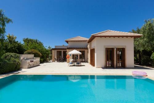 Kouklia Villa Sleeps 6 With Pool And Air Con